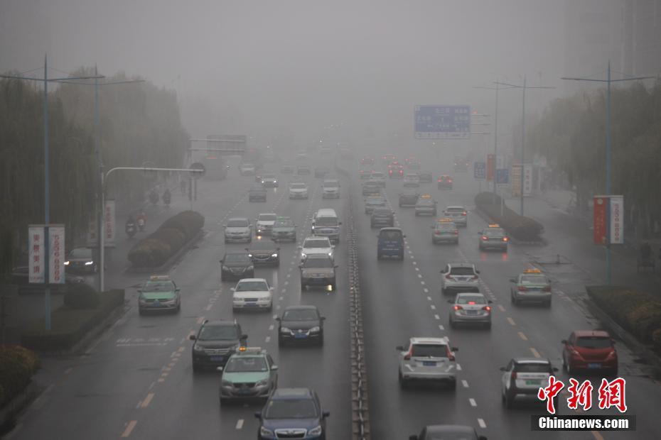 河南发布大雾橙色预警 高速全部实施交通管制