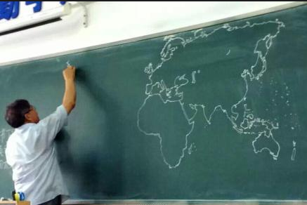 组图：历史老师手绘世界地图被称“神技”
