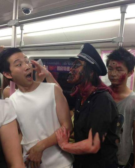 30名“丧尸”坐武汉地铁吓坏乘客 网友谴责太惊悚(图)