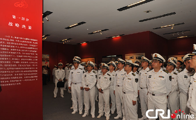 海军机关参观新疆生产建设兵团成立60周年历史文物展