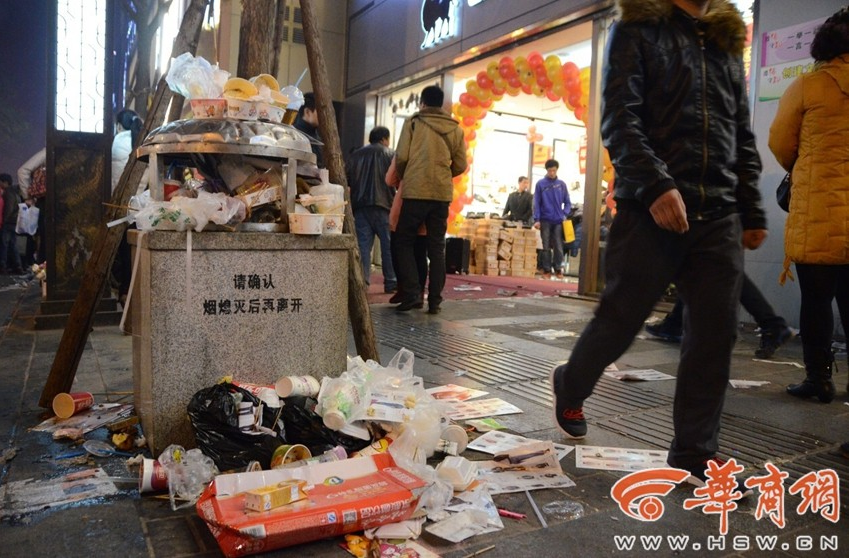 平安夜结束满地垃圾 素质差还是垃圾桶太少