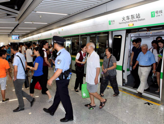 广西首条地铁试运营 南宁驶入地铁时代