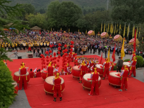 娲皇宫祭秋 男女老少吹葫芦丝挑战吉尼斯