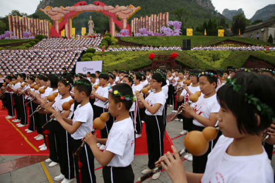 娲皇宫祭秋 男女老少吹葫芦丝挑战吉尼斯