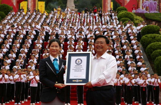 娲皇宫祭秋 男女老少吹葫芦丝挑战吉尼斯