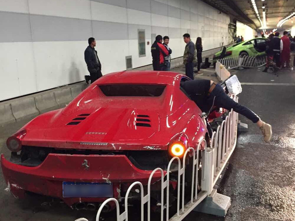 北京隧道超跑车祸现场未见刹车痕迹