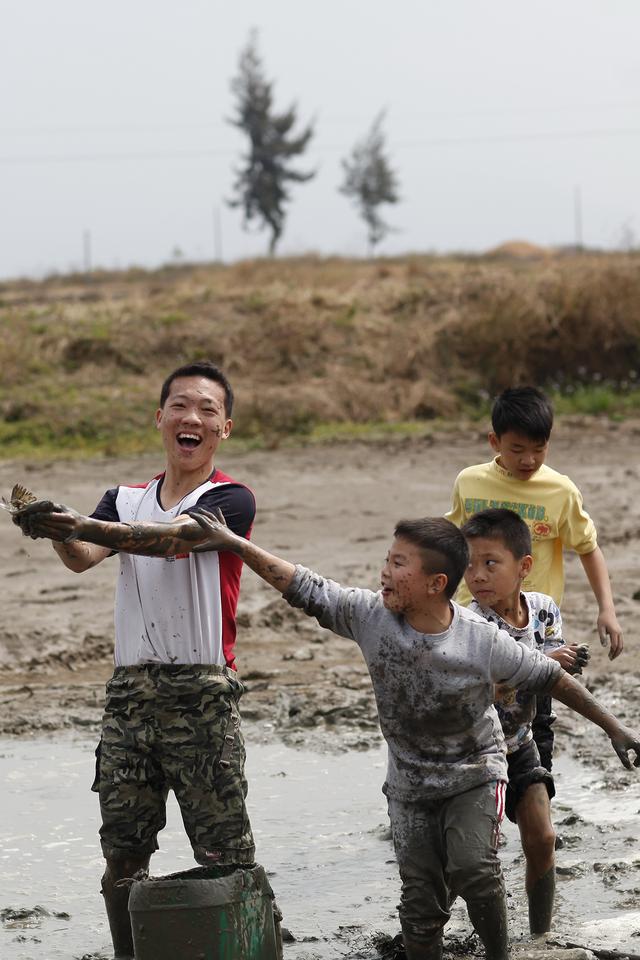 农村的孩儿早当家这么干涸的水塘竟然捉到这么大的鱼