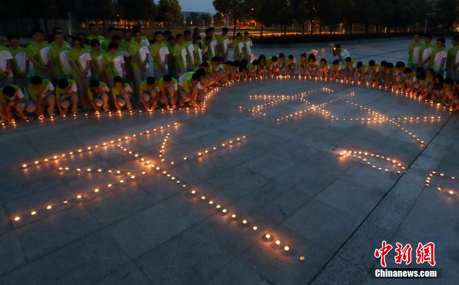 东南大学青奥志愿者为昆山爆炸云南地震伤亡者祈福