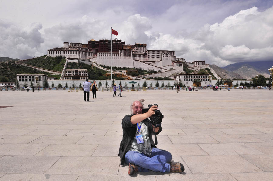 2014中国西藏发展论坛代表们参观布达拉宫